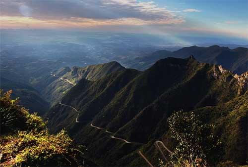 Um percurso que conta com 256 curvas e termina no topo dos 1.418 metros da Serra do Rio do Rastro, em Santa Catarina / Foto: Divulgação